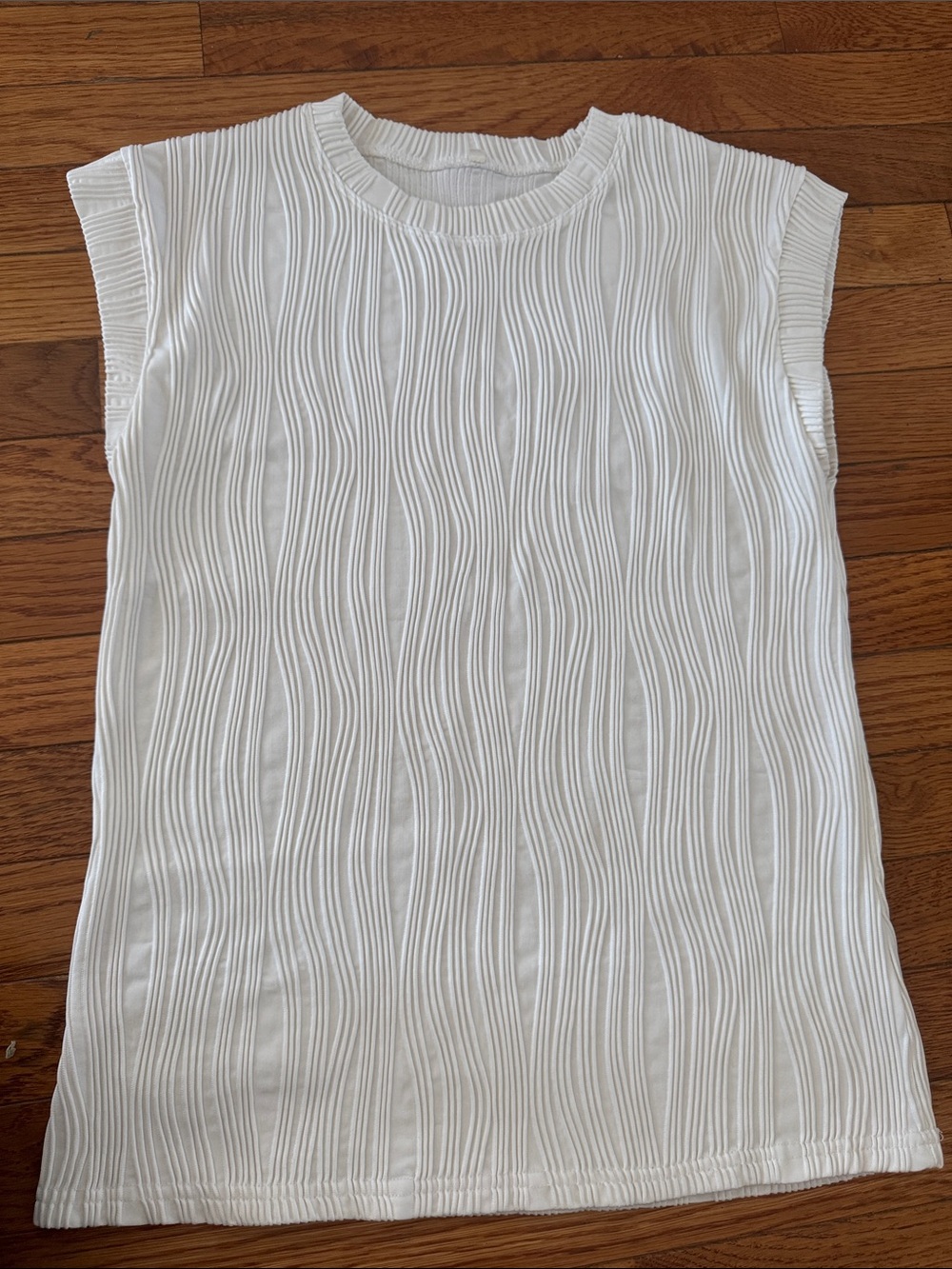 Women’s White Textured Wave Tank Top